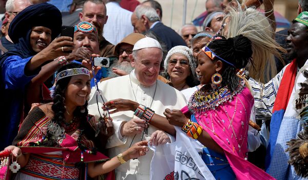 Папа Римский Франциск рядом с членами Международной ассоциации коренных народов на площади святого Петра в Ватикане - Sputnik Казахстан