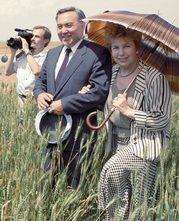 Президент Казахстана Нурсултан Назарбаев (слева) и Раиса Горбачева (справа), архивное фото - Sputnik Казахстан