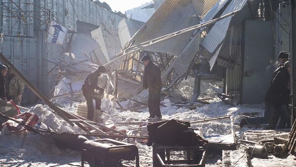 Сотрудники правоохранительных органов Бишкека на месте обвала крыши на центральном рынке Дордой - Sputnik Казахстан