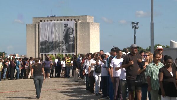 Тысячи кубинцев выстроились в очередь для прощания с Фиделем Кастро в Гаване - Sputnik Казахстан