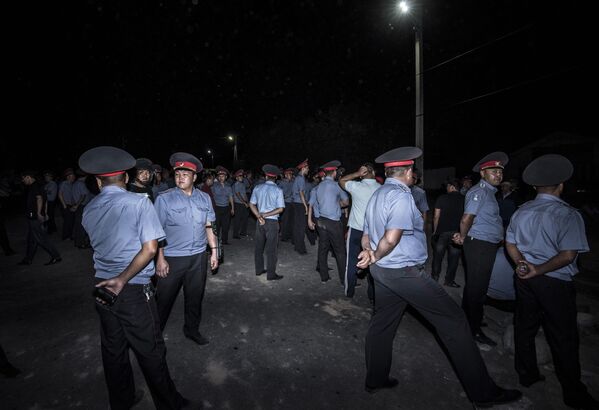 Сотрудники полиции в селе Кой-Таш, где прошла спецоперация по задержанию экс-президента Кыргызстана Алмазбека Атамбаева в его резиденции - Sputnik Казахстан