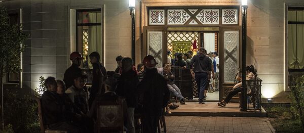 Ситуация около резиденции бывшего президента Кыргызстана Алмазбека Атамбаева Ситуация около резиденции бывшего президента Кыргызстана Алмазбека Атамбаева - Sputnik Казахстан