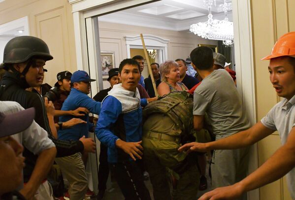 Сторонники экс-президента Кыргызстана Алмазбека Атамбаева захватывают сотрудника спецназа в резиденции Атамбаева в селе Кой-Таш - Sputnik Казахстан
