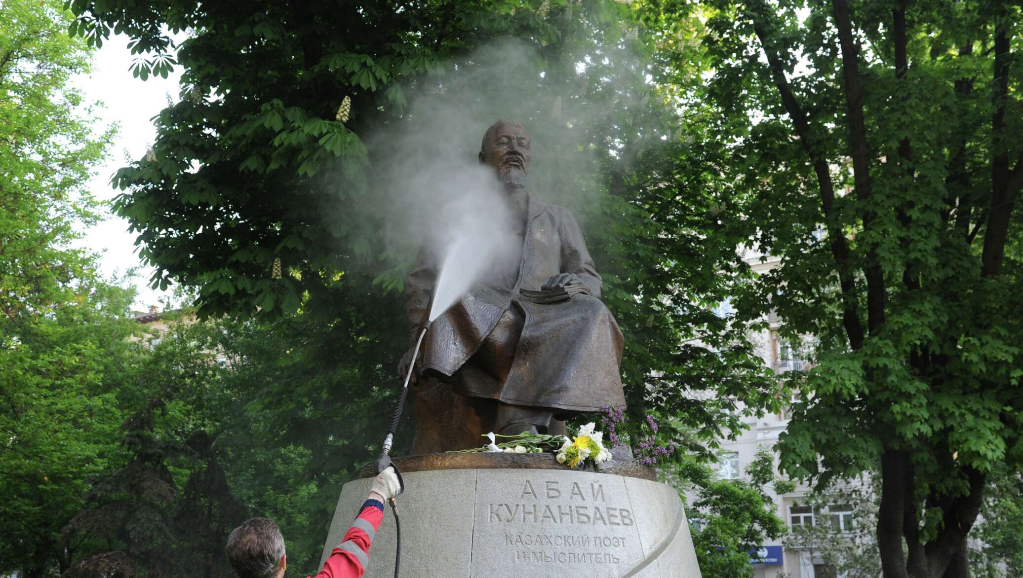 Чистопрудный бульвар памятник. Памятник Абаю Кунанбаеву в Москве Чистопрудный бульвар. Памятник на Чистопрудном бульваре. Моют памятник. Памятник Грибоедову в Москве на Чистопрудном бульваре.