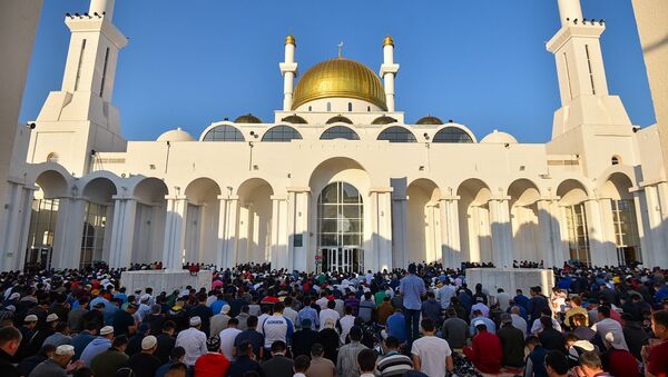 Айт намаз читается рано утром - в мечети Нур-Султана верующие пришли уже к семи часам - Sputnik Казахстан
