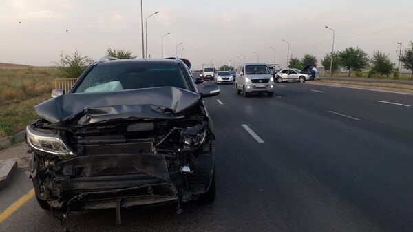 Машина врезалась в заглохшее на дороге авто в Алматы: есть пострадавшие - Sputnik Казахстан