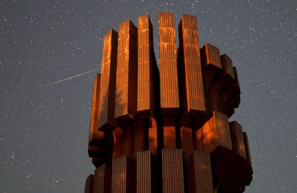 Метеорный поток Персеиды на фоне Памятника революции в горах Козара, Босния и Герцеговина - Sputnik Казахстан