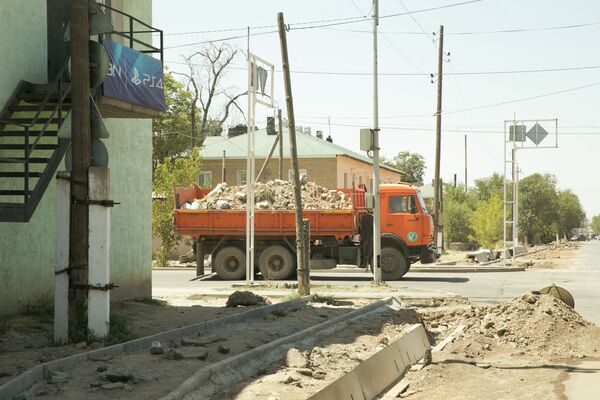 На улицах постоянно курсируют грузовики со стройматериалами и КамАЗы,  вывозящие строительный мусор - Sputnik Казахстан