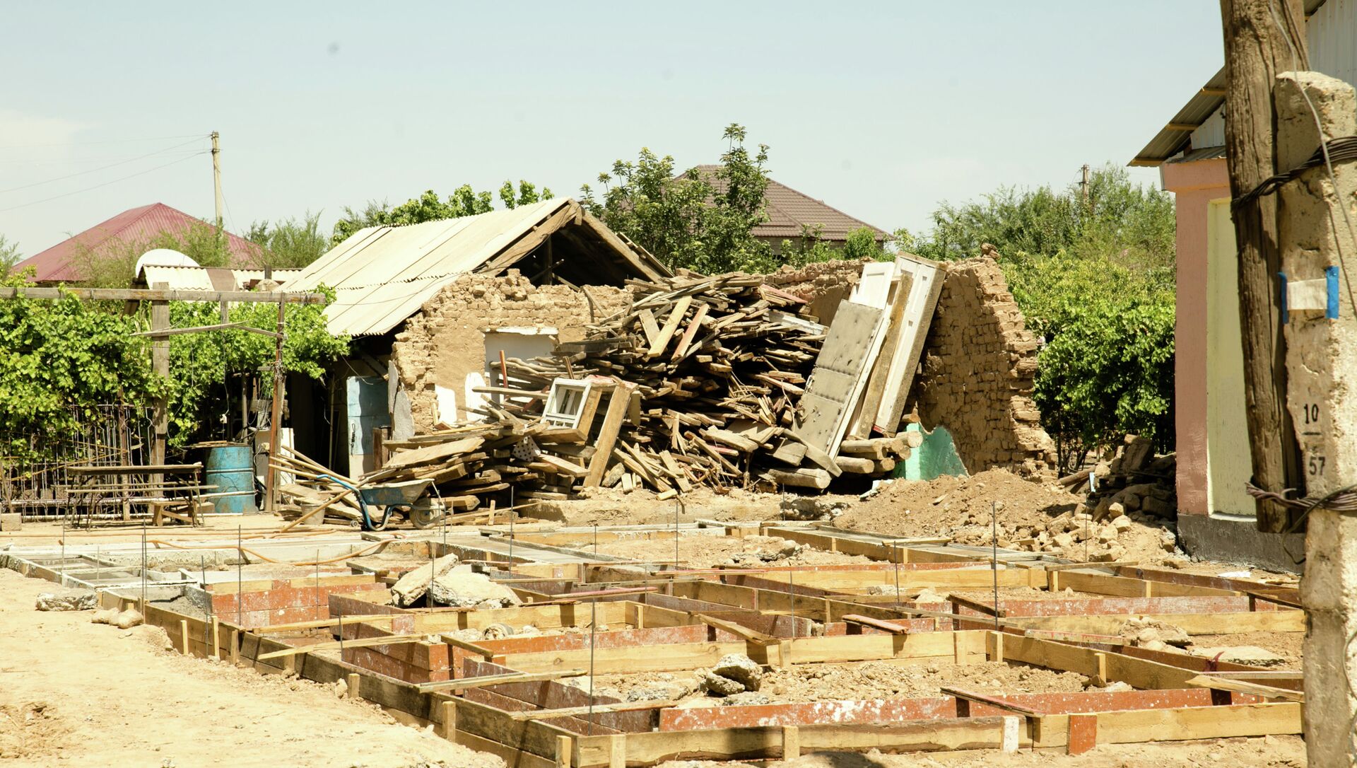 Дома, получившие сильные повреждения, здесь отстраивают с нуля - Sputnik Казахстан, 1920, 30.11.2021