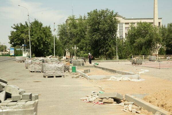 Прокладываются новые лотки для арычной сети, ведется реконструкция площади возле городского акимата - Sputnik Казахстан