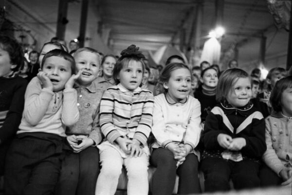 Дети на цирковом представлении в ЦВЗ Манеж в Москве. 1969 - Sputnik Казахстан