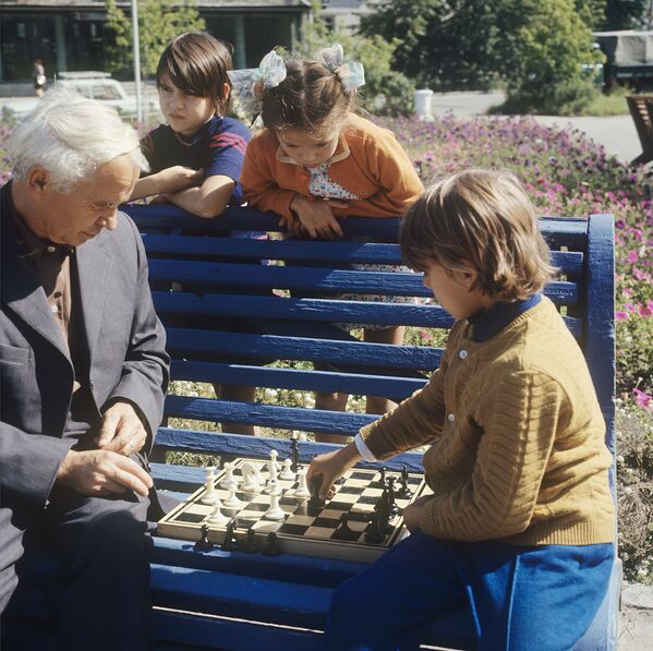 Игра в шахматы. Ангарск, 1973 год - Sputnik Казахстан