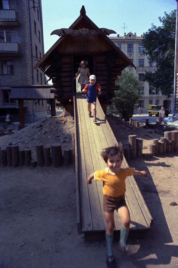 На детской площадке в Москве. 1975 год - Sputnik Казахстан