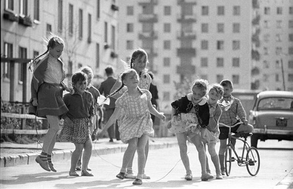 Дети во дворе дома. Москва, 1966 год - Sputnik Казахстан