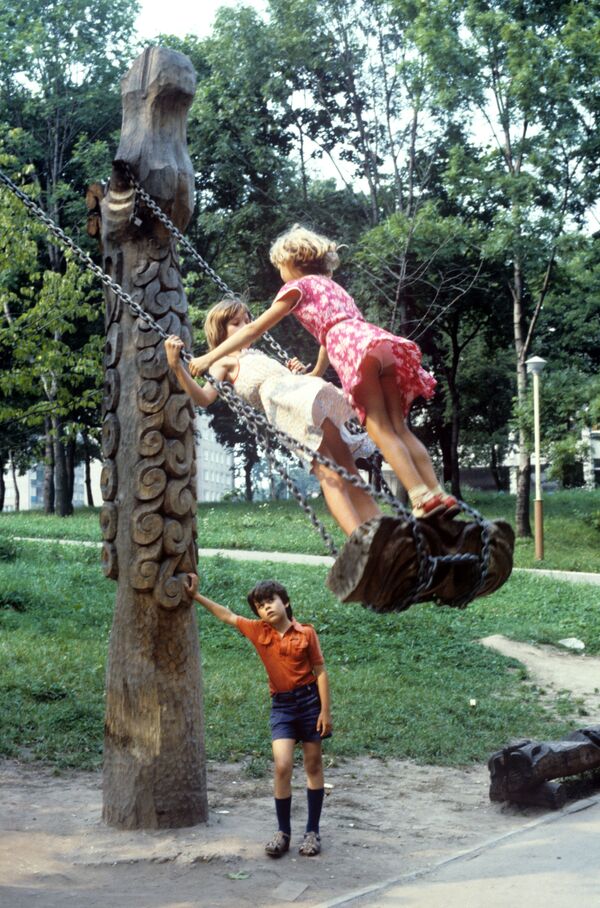 Девочки качаются на качелях на детской площадке. 1986 год - Sputnik Казахстан