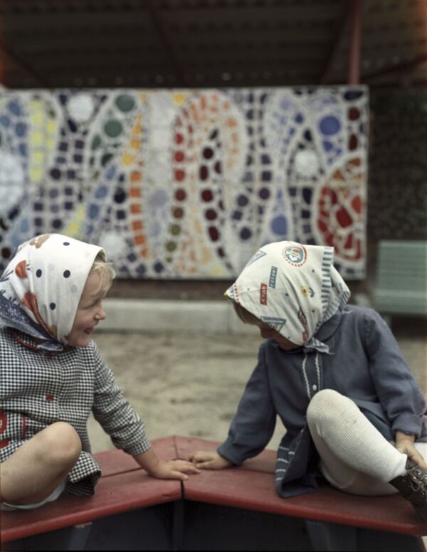 Подружки в песочнице. 1973 год - Sputnik Казахстан