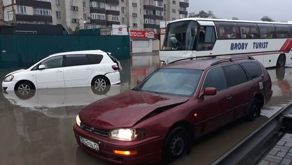 Автобус врезался в машины, притормозившие перед затопленным участком проспекта Раимбека - Sputnik Қазақстан