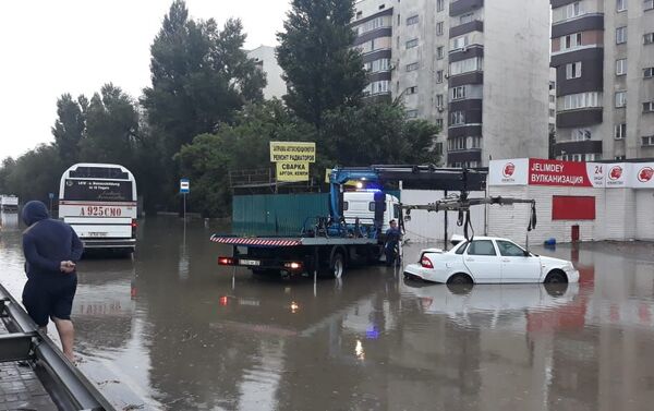 Потом после дождя привел к крупной автоаварии на Раимбека - Sputnik Казахстан
