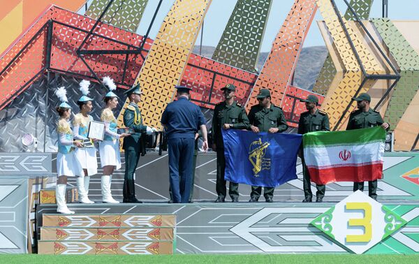 Процесс награждения участников соревнований в международных Армейских играх-2019 на церемонии закрытия, проходившей на полигоне 40-й военной базы Отар - Sputnik Казахстан