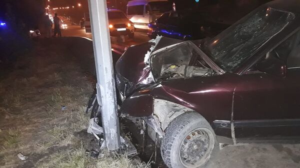 Автомобиль перепрыгнул арык и врезался в столб в Алматы - Sputnik Казахстан