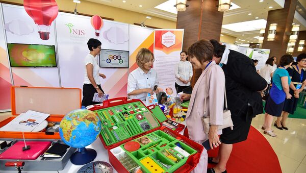 Выставка новых форм учебных принадлежностей на августовской конференции - Sputnik Казахстан