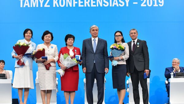 Президент Казахстана Касым-Жомарт Токаев с награжденными педагогами на августовской конференции - Sputnik Казахстан