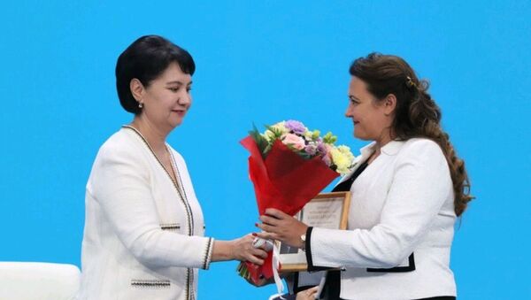 Заместитель премьер-министра Гульшара Абдыкаликова награждает грамотой работника образования - Sputnik Казахстан