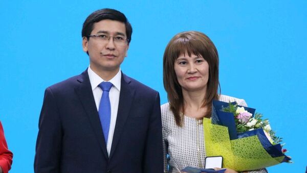 Министр образования Асхат Аймагамбетов с награжденным педагогом - Sputnik Казахстан
