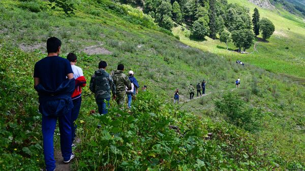 Туристы в Рицинском реликтовом национальном парке в Абхазии - Sputnik Қазақстан