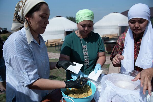 Женщины за приготовлением блюд национальной кухни, архивное фото  - Sputnik Казахстан