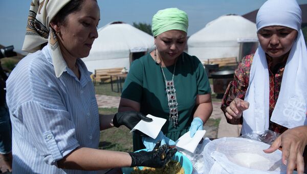 Женщины за приготовлением блюд национальной кухни, архивное фото  - Sputnik Казахстан