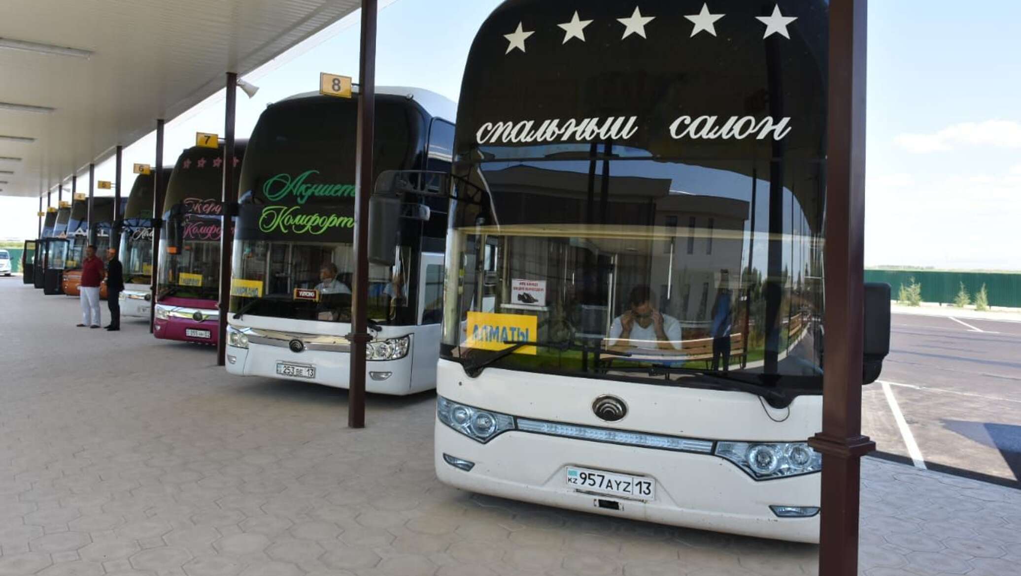 Международный автовокзал автобус. Автовокзал Сайран Алматы Ташкент. Автобус. Красивый автобус. Автовокзал автобусы.