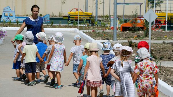 Дети с воспитателем в детском саду, архивное фото - Sputnik Казахстан