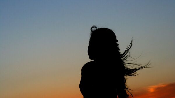 Девочка смотрит на закат, иллюстративное фото - Sputnik Қазақстан