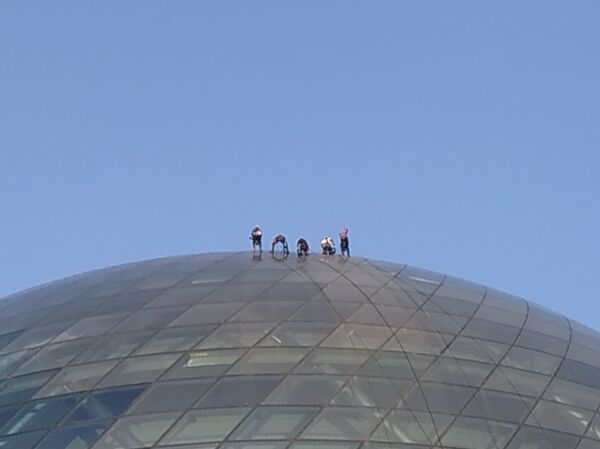 Несколько человек забрались на огромный шар ЭКСПО - видео - Sputnik Казахстан