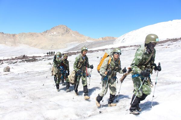 Казахстанские военные развернули спасательную операцию в горах Кыргызстана по поиску пропавших казахстанских альпинистов   - Sputnik Казахстан