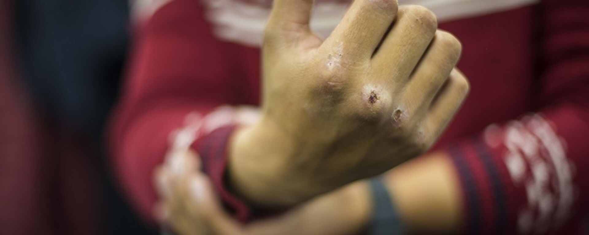 Архивное фото мужчины, показывающего кулак - Sputnik Қазақстан, 1920, 15.09.2025