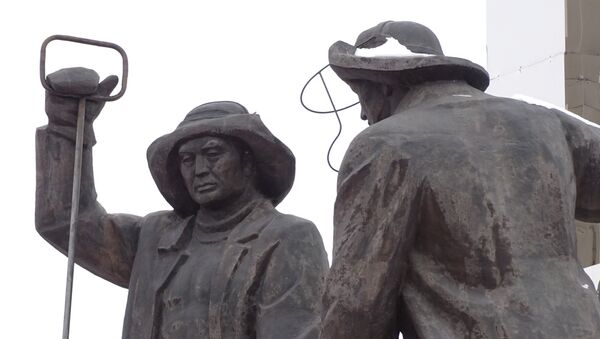 Памятник металлургам в Темиртау - Sputnik Казахстан