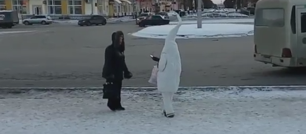 Прохожая прогнала с площади промоутера в костюме сперматозоида в Первоуральске - Sputnik Казахстан