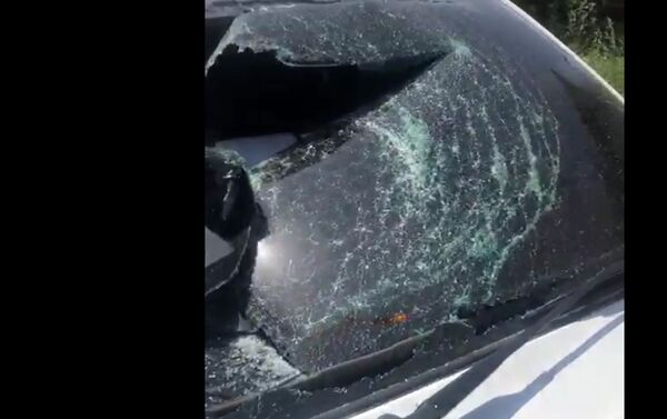 Разбитое стекло машины Бахтияра Камзина - Sputnik Казахстан