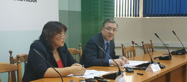 Руководитель управления эпидемиологического надзора за особо опасными инфекциями и биобезопасности комитета контроля качества и безопасности товаров и услуг министерства здравоохранения Зауреш Жумадилова и председатель комитета ветеринарного контроля и надзора министерства сельского хозяйства Арман Утегулов Руководитель управления эпидемиологического надзора за особо опасными инфекциями и биобезопасности комитета контроля качества и безопасности товаров и услуг министерства здравоохранения Зауреш Жумадилова и председатель комитета ветеринарного контроля и надзора министерства сельского хозяйства Арман Утегулов - Sputnik Казахстан