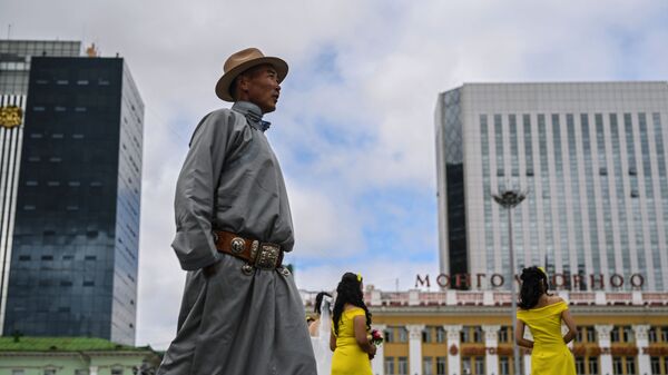 Прохожий на площади Чингисхана в Улан-Баторе - Sputnik Казахстан