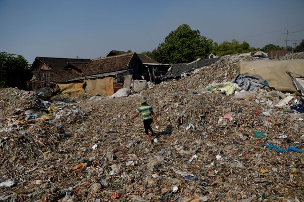 Кучи мусора в деревне Бангун, Индонезия - Sputnik Казахстан