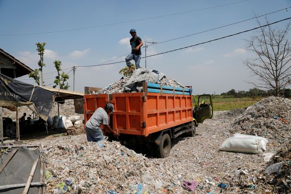 Выгрузка мусора в деревне Бангун, Индонезия - Sputnik Казахстан