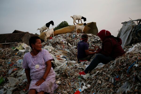 Сортировка мусора в деревне Бангун, Индонезия - Sputnik Казахстан