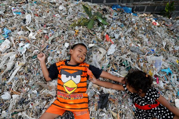 Дети на горе мусора в индонезийской деревне Bangun - Sputnik Казахстан