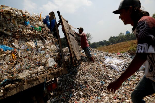 Подготовка к разгрузке мусора с бумажной фабрики в индонезийской деревне Bangun - Sputnik Казахстан