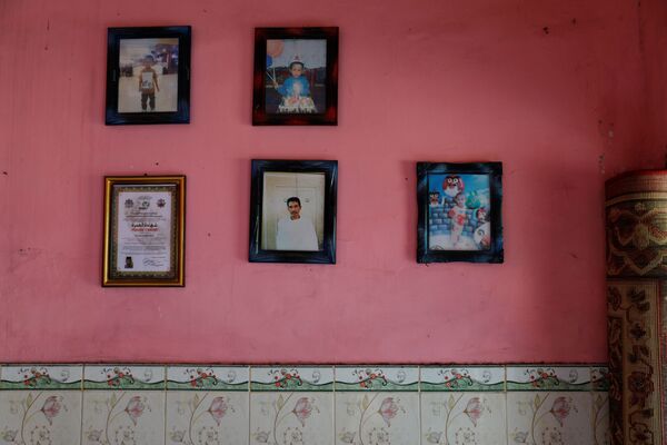 Семейные портреты в доме сборщика мусора Салама в индонезийской деревне  - Sputnik Казахстан