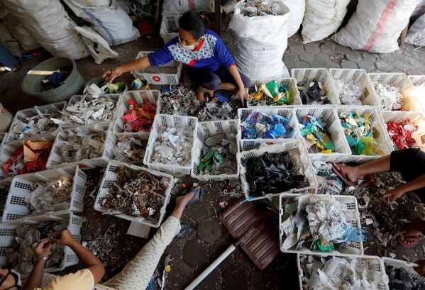Сортировка мусора в индонезийской деревне Mojokerto - Sputnik Казахстан