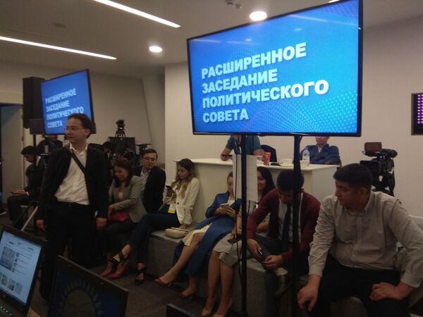 Журналистам не хватило места в зале заседания политсовета Нур Отан - Sputnik Казахстан